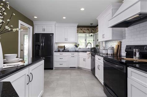 Kandra kole interiors gave this traditional kitchen a retro lift thanks to red appliances and black cabinetry. White Kitchen Cabinets Black Appliances - Kitchen Color ...