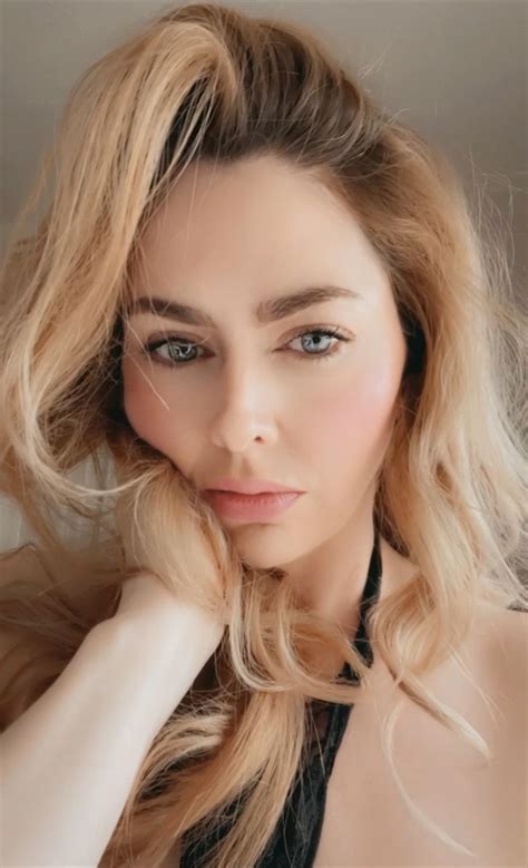 Happy Hump Day! : r/palebeauties