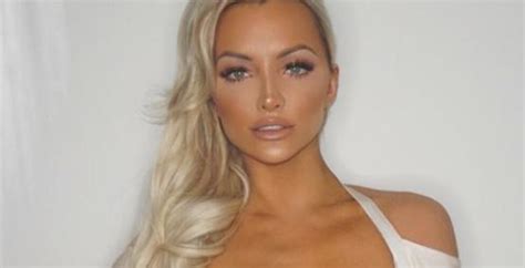 Lindsey Pelas Szokuje Swoim Biustem