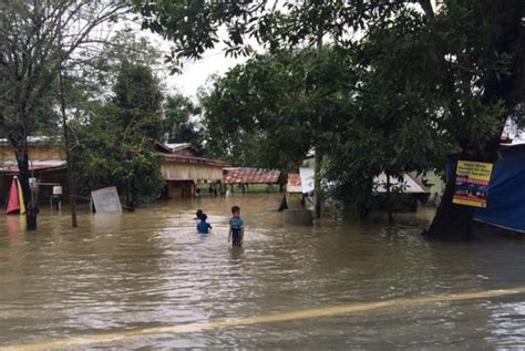 Banjir yang terjadi di kecamatan beduai, kabupaten sanggau, kalimantan barat, hingga hari ini masih memutus akses jalan lintas. Militer Malaysia Bantu Ungsikan Ribuan Korban Banjir ...