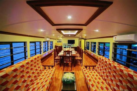 They tend to be quite large as well, so luxury is the way to go if you want separate bedrooms to accommodate the whole family. 5 Bedroom Super Deluxe Houseboat with Upperdeck - Alleppey ...