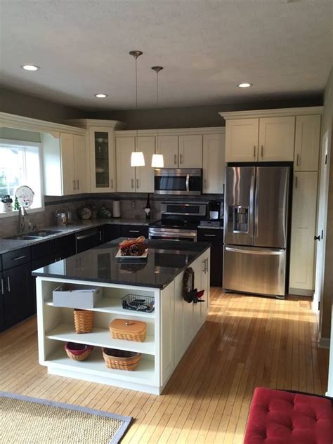 Centered Island In A Standard 10x10 Kitchen This Kitchen Is Outfitted