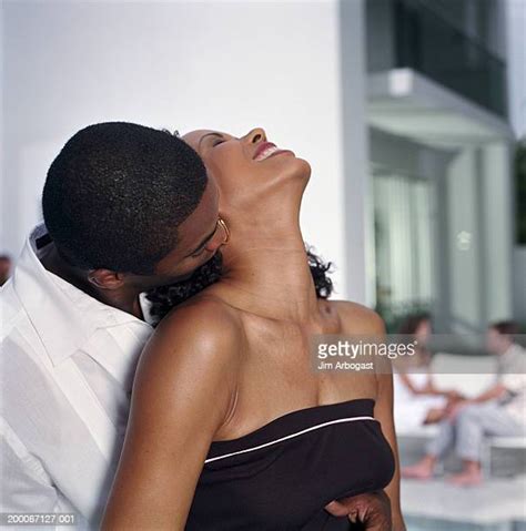Homme Embrasse Cou Femme Photos Et Images De Collection Getty Images