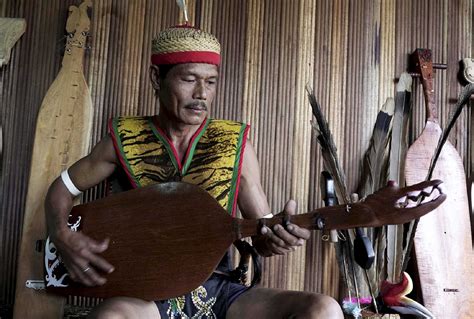 Mengenal Sape Alat Musik Tradisional Suku Dayak Dan Cara Memainkannya