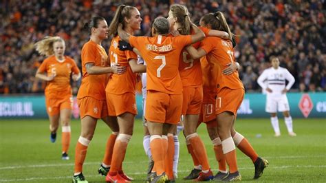 14.04.2022, oranjeleeuwinnen vs australia in nijmegen. Voetbalsters Oranje winnen eenvoudig van Mexico | RTL Nieuws