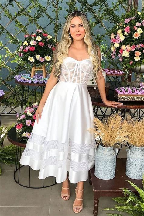Noiva Usando Vestido Branco Midi Com Corpete Estruturado E Saia De