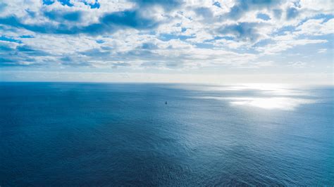 배경 화면 푸른 바다 수평선 배 하늘 구름 3840x2160 UHD 4K 그림 이미지