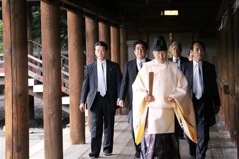 Yasukuni shrine is a shinto shrine located in chiyoda, tokyo. 安倍首相、靖国神社を参拝 米が異例の批判声明 高校時代の元 ...