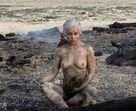 Emilia Clarke desnuda enseña las tetas con sus dragones en Juego de