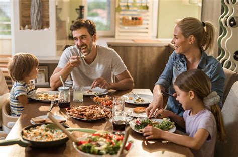 Die familienhotels südtirol sind die spezialisten, wenn es um naturnahe ferien für groß und klein geht. Abendessen: Bitte alle zu Tisch - Marktplatz