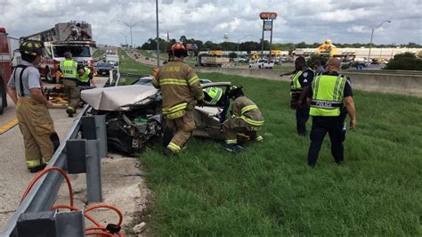 At Least 1 Person Trapped After Violent Crash On I 35 In Waco