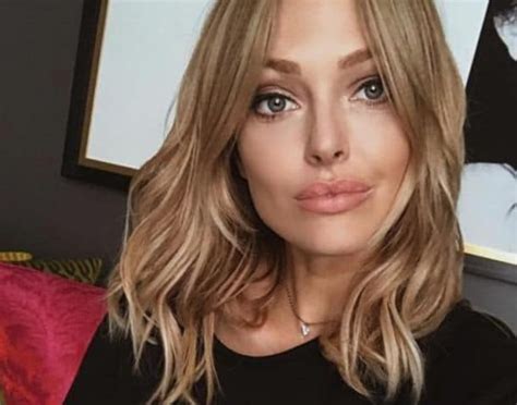 Caroline receveur fortune, sa jeunesse et carrière personnelle, en 2020 sa valeur nette estimée à environ 1 millions de dollars. Caroline Receveur a une petite sœur : Mathilde, et c'est ...