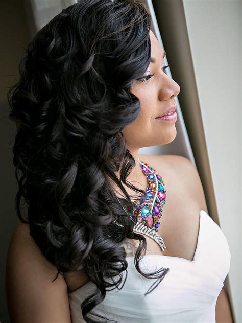 Curly hair is having a resurgence (thanks in large part to the tireless work of the black women championing the natural hair movement). 16 Wedding Hairstyles for Curly Hair | Bride hairstyles ...
