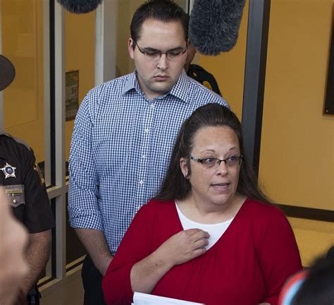 Kentucky Clerk Kim Davis Wont Approve Or Block Marriage Licenses For