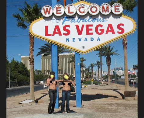 SIN CITY Cheeky Girls STRIP For Las Vegas Flashing Daily Star