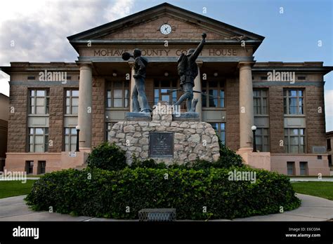 Exterior del edificio de la corte fotografías e imágenes de alta