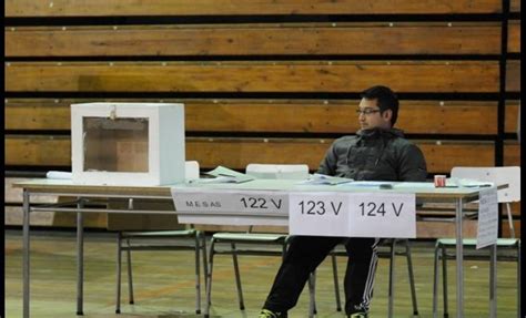 El vocal de mesa es el elector, designado por una junta electoral, para integrar una mesa receptora de sufragios, cumplir las funciones de recibir los votos emitidos y realizar el escrutinio de éstos, entre otras funciones que encomiende la ley n° 18.700 orgánica constitucional sobre votaciones. ¡Revisa acá si eres vocal de mesa! | Diario El Día63498