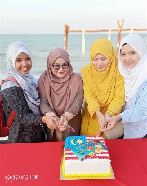 Ada beberapa gerai yang jual makanan minang di sini. Dnialicious Cake House, Kek Birthday Sedap Di Kuala Terengganu