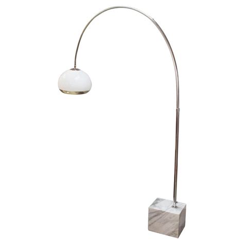 Guzzini style nova lighting mid century modern dome shade oak arc lamp 1970s at 1stdibs. Mid-Century Modern Guzzini White Marble Base Chrome Arc ...