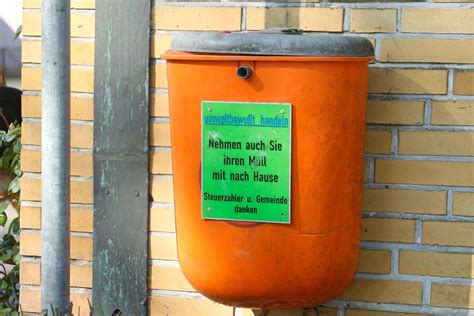 Die urne wird danach von deutschland auf dem postweg nach slangenburg versandt. Abfallberatung Unterfranken » BildDb » Oranger Papierkorb ...