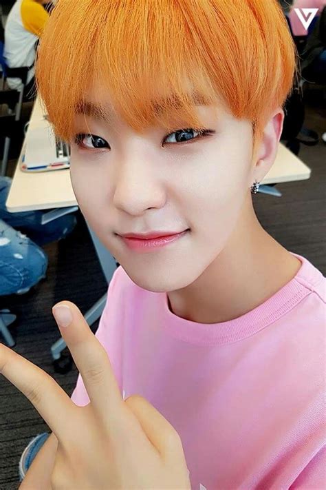Hoshi (호시) is a south korean artist under pledis entertainment. #Seventeen#Hoshi權順榮 | セルカ, ホシ, 彼氏感