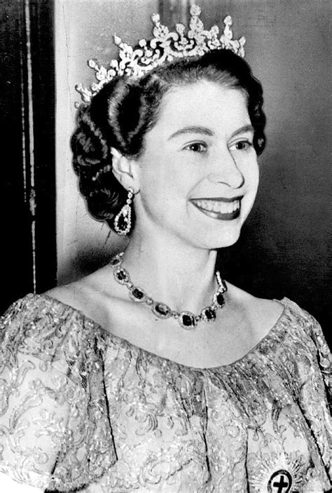 Archivoqueen Elizabeth Ii 1953 Dress Wikipedia La