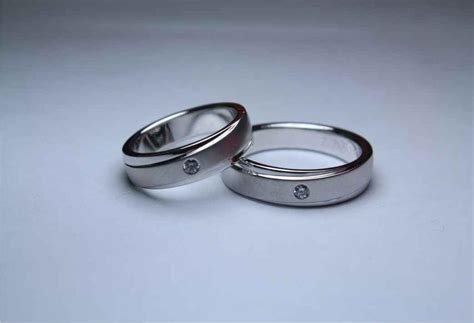 Pria, 5,5 gram perak dan wanita, 5,5 gram emas + kristal swarosky 0.02crt (3 butir) keterangan : Harga cincin berlian pernikahan Cincin Kawin - Cincin Nikah - cincin tunangan - cincin ...