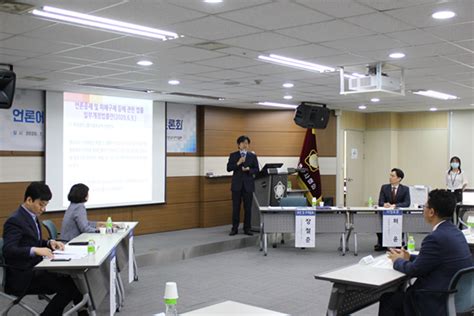 Jul 07, 2021 · 수정안은 언론의 고의·중과실에 의한 허위 보도에 징벌적 손해배상을 최대 5배까지 하고, 모든 정정보도를 당일 '머리기사'로 강제하는 내용을 골자로 하고 있다. "'징벌적 손배 도입' 언론중재법 개정안, 용어 구체성 확보부터"