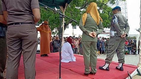 1 Wanita Di Aceh Timur Berzina Dengan 2 Pacar Dalam Waktu Berbeda Dicambuk Bersamaan 100 105