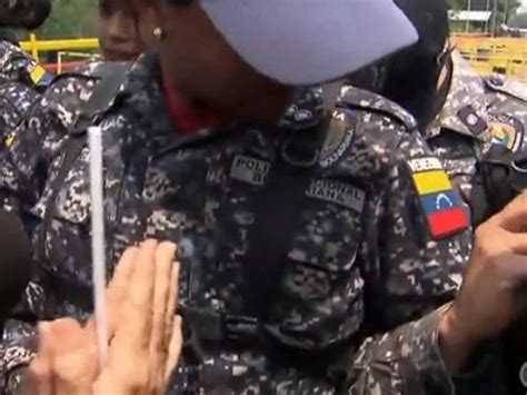 Policías De Venezuela Lloran Ante Paisanos Van 13 Deserciones Llorar
