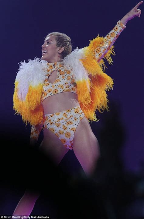 Miley Cyrus Flashes Private Parts And Performs Mock Orgy At Melbourne Concert Daily Mail Online