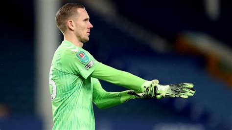 Fotbollslandslagets förstamålvakt robin olsen lämnar roma för spel i everton resten av säsongen. Machete gang raid Everton goalkeeper Robin Olsen at home ...