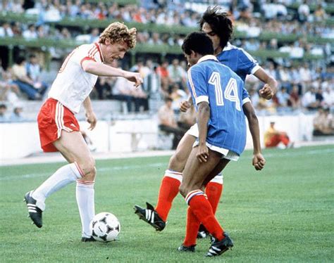 Chciałbym tylko, by nie była śpiewana, gdy sędzia się pomyli, bo pzpn nie ma na to wpływu. Poland 3 France 2 in 1982 in Alicante. Zbigniew Boniek has ...