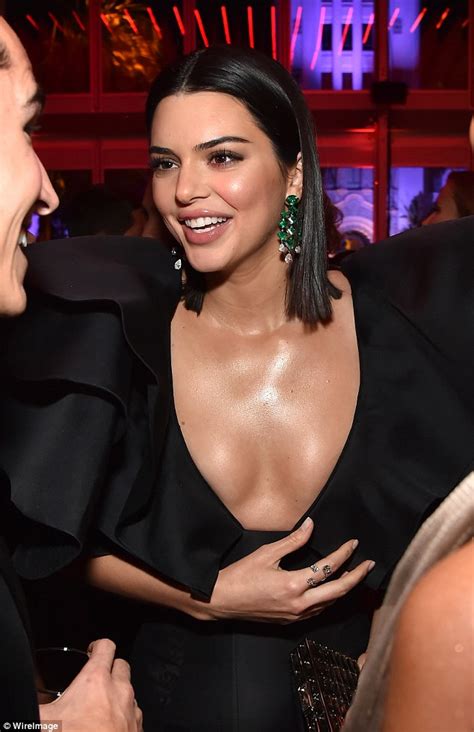 Oscars 2018 Kendall Jenner Stuns At Vanity Fair Party Daily Mail Online