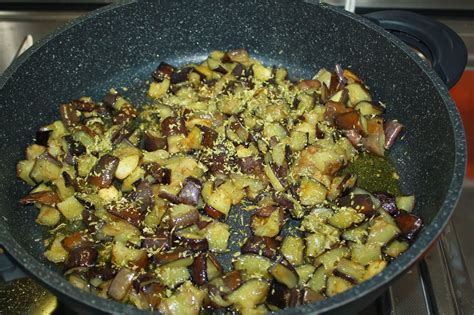 Vi basterà far dorare 1 spicchio d'aglio in abbondante olio e cuocere le melanzane come indicato nel post. La Cuciniera Moderna: Melanzane al funghetto, gustosa ...