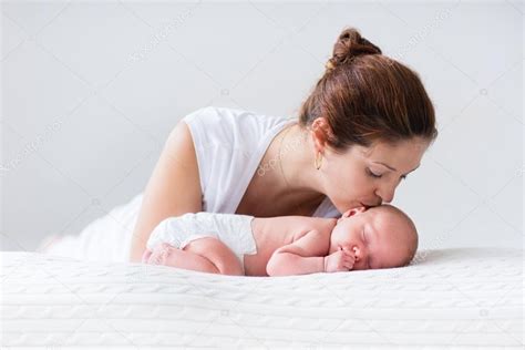 Young Mother And Newborn Baby In White Bedroom — Stock Photo