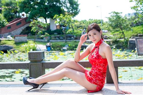 Азиатка В Коротком Платье