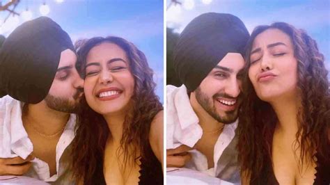 Amid Divorce Rumours Neha Kakkar Shares Romantic Pictures With Husband Rohanpreet Singh ਤਲਾਕ