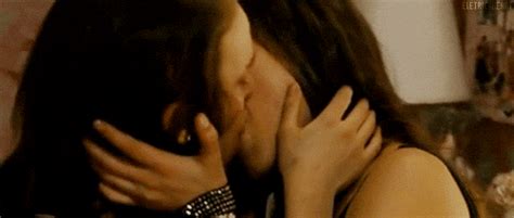 T Image Of Natalie Portman Making Out With Mila Kunis