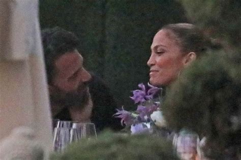 Ben Affleck Jennifer Lopez Kiss At Dinner In Pda Packed Photos