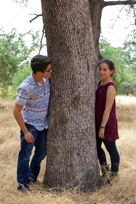 Teenage Boyfriend And Girlfriend In A Park Next To A Tree — Stock Photo