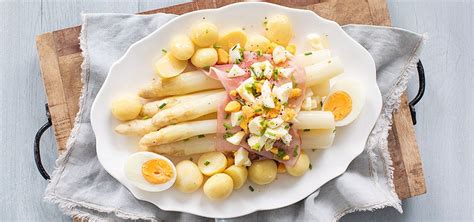 Asperges op klassieke wijze met ham en ei