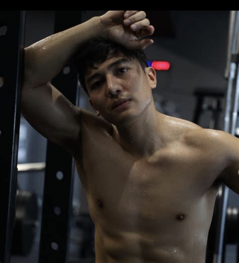 Jak Roberto Flexes Abs But What Barbie Forteza Noticed Was His Worn