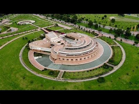 Su construcción inició en el año 1999, fue inaugurada el 21 de diciembre de 2001 y su diseño estuvo a cargo del arquitecto rogelio salmona. Biblioteca Virgilio Barco, una obra arquitectónica ...