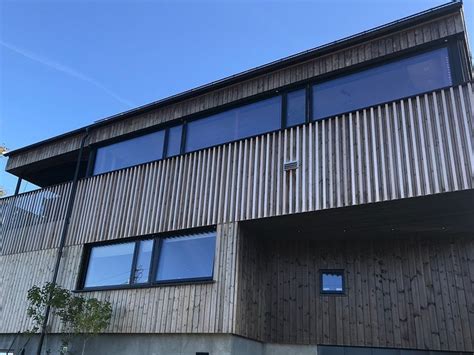 Har du skråtak eller andre utfordringer på badet og sliter med å finne en dusjløsning som passer? Spotter til stue med skråtak i stilren enebolig • Lys til ...