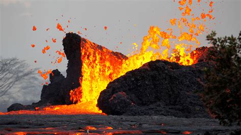 Kilauea Volcano Erupts On Hawaiis Big Island But Scientists Say Its