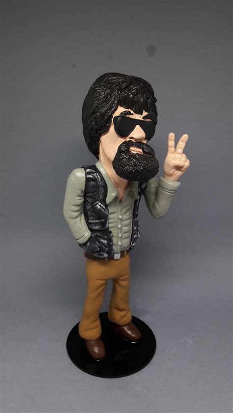 It was recorded at the time he was known as raulzito, with his supporting band os panteras. Escultura Raulzito por R$199,00
