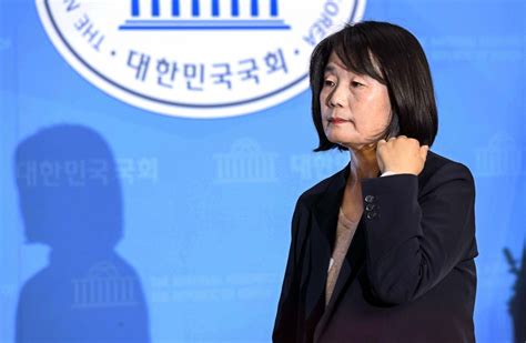 윤미향 더불어민주당 의원이 정의기억연대 회계부정 의혹과 관련해 검찰에 출석한 것으로 파악됐습니다. 윤미향 "위안부할머니 권리 재확인…현장서 계속 노력할 것"