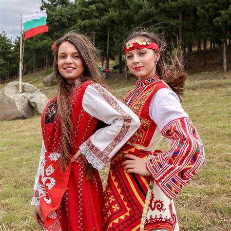 Pin By Галинъ Колевъ On Bulgarian Folklore And Customs Folk Dresses