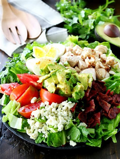 This is a fabulous chicken cobb salad recipe that has all the right fixings including grilled chicken and lots of bacon! Healthy Chicken Cobb Salad - Kim's Cravings